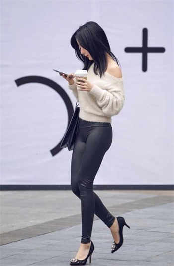 冯提莫直播中衣服掉了