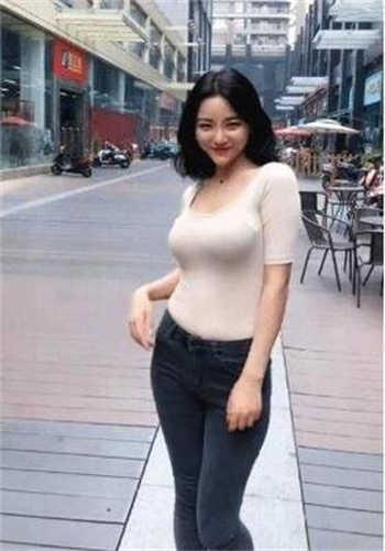 吴梦梦游泳教练打水