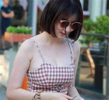 送披萨的女的开门看到