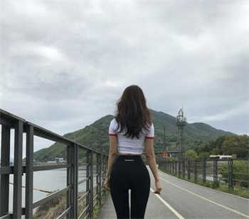年轻的职工品尝