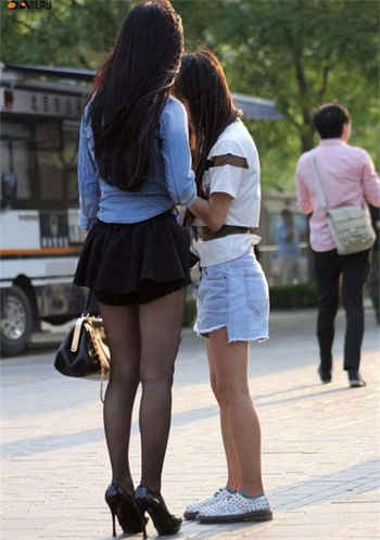 女同沙发上热吻视频