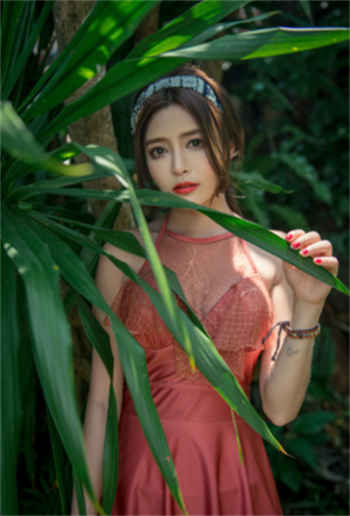 新娘在婚房摄影师