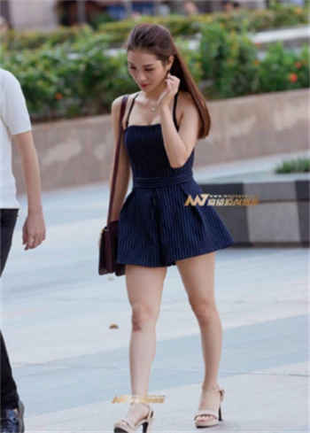 抖音一个穿短裤微胖的女的