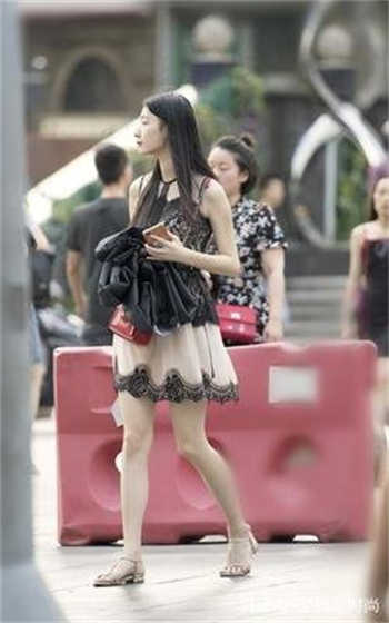 漂亮的私人游泳教练