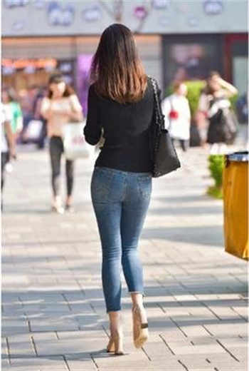 女子与狗卡在一起送救护车